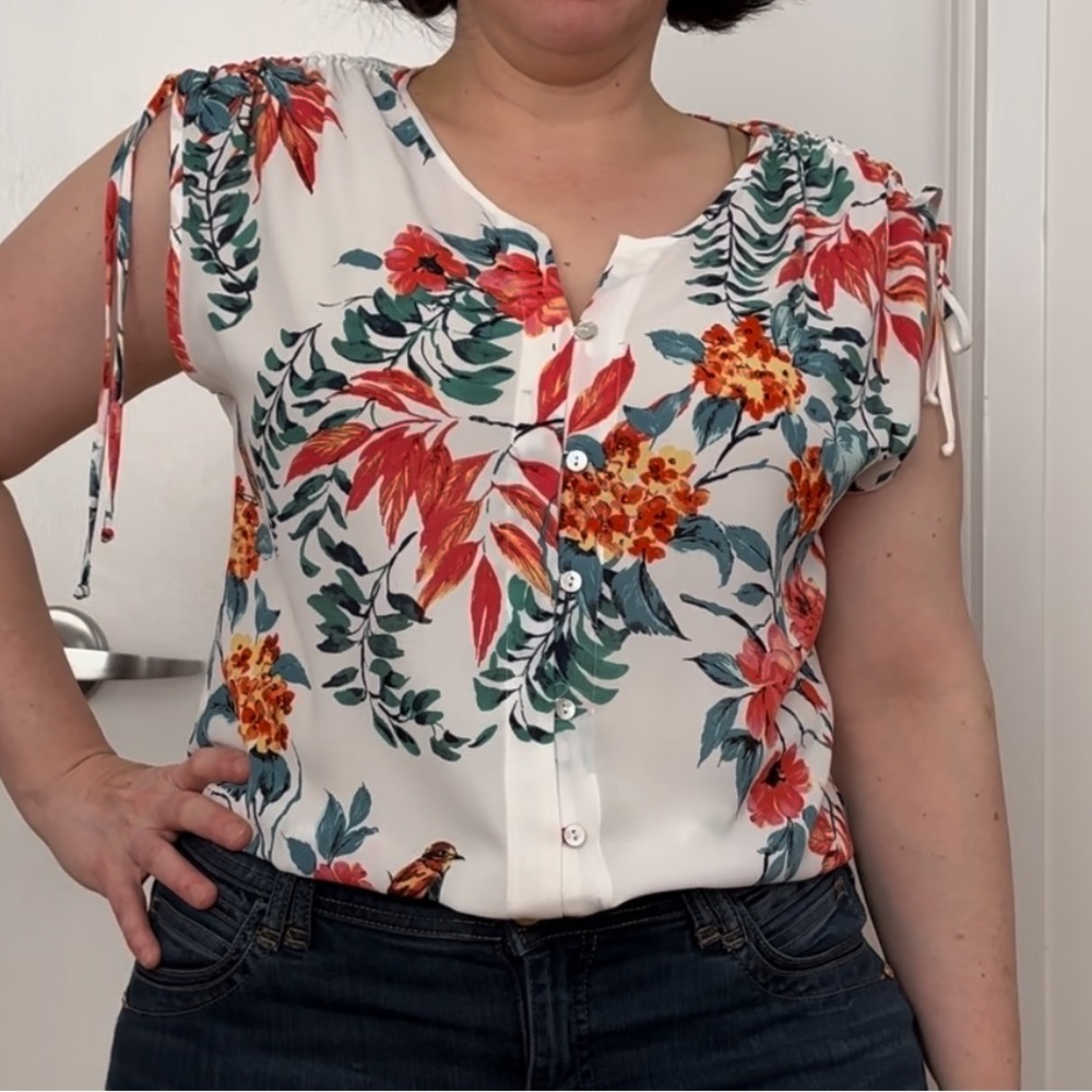 Cute buttoned down blouse size M